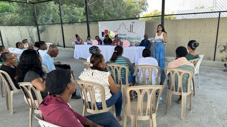 Palak gives an update on her community projects at a neighborhood meeting in the Dominican Republic.