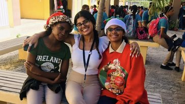 Palak helps celebrate Navidad in the Liceo (high school) in the dominican republic