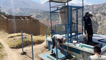 WASH Volunteers Sydney & Sam Working in the Peruvian Highlands