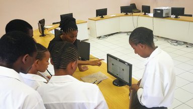 teachers and students using offiline wiki.jpg