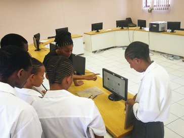 teachers and students using offiline wiki.jpg